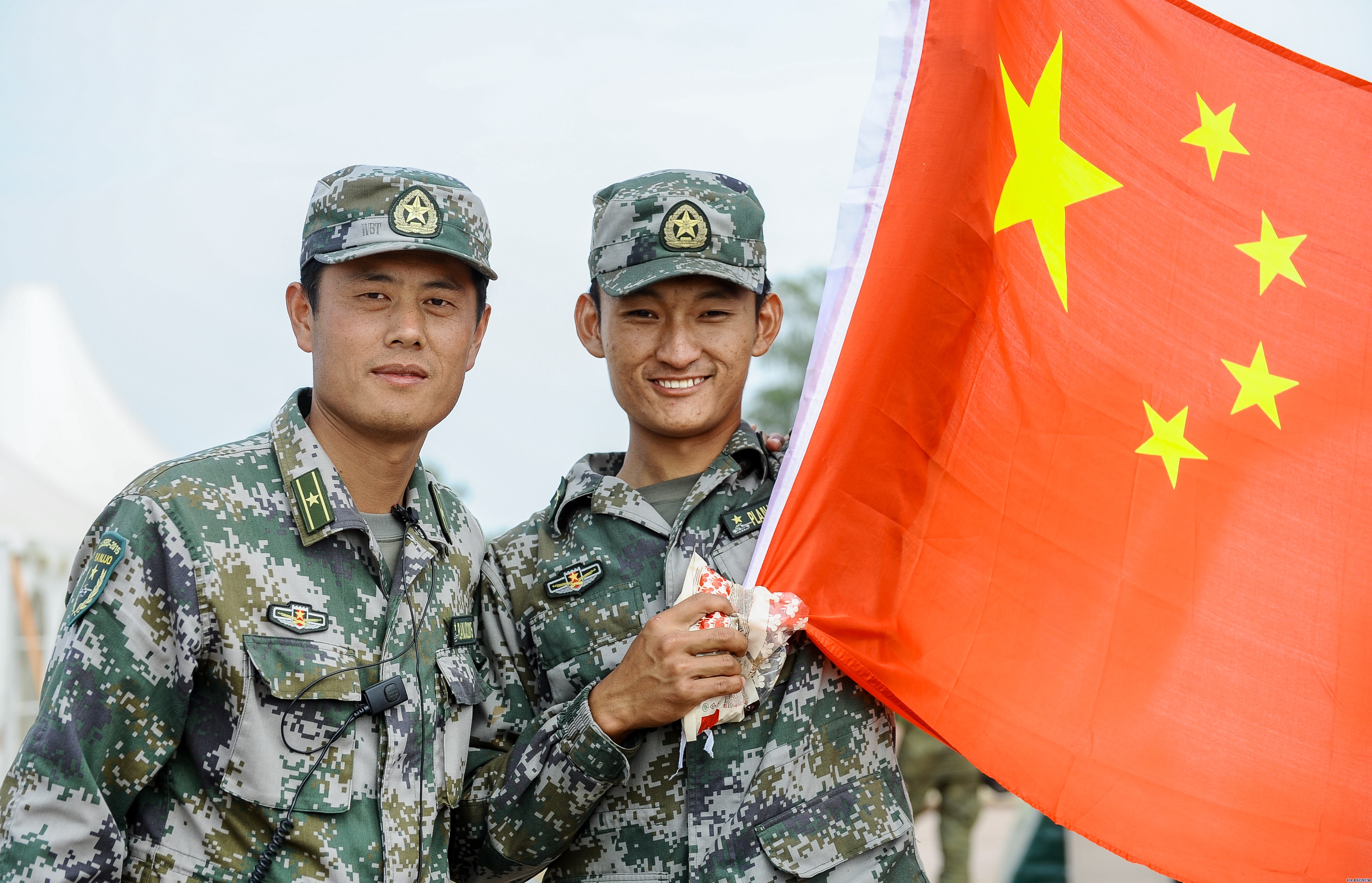 Проблемы страны китая. Флаг НОАК КНР. Китайский солдат. Солдаты Китая и России. Армия Китая и России.