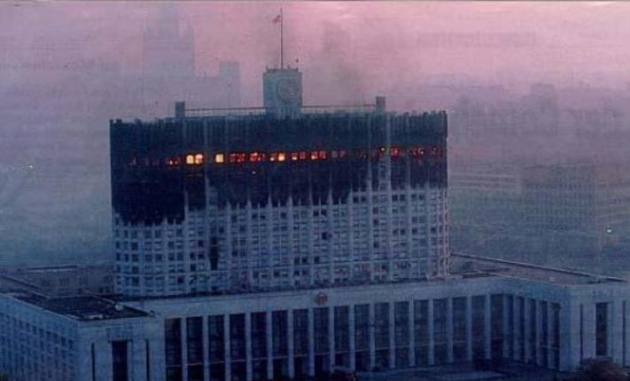 Пожар в Белом доме (здании Верховного совета РСФСР), расстрелянном из танков 4 октября 1993 года.