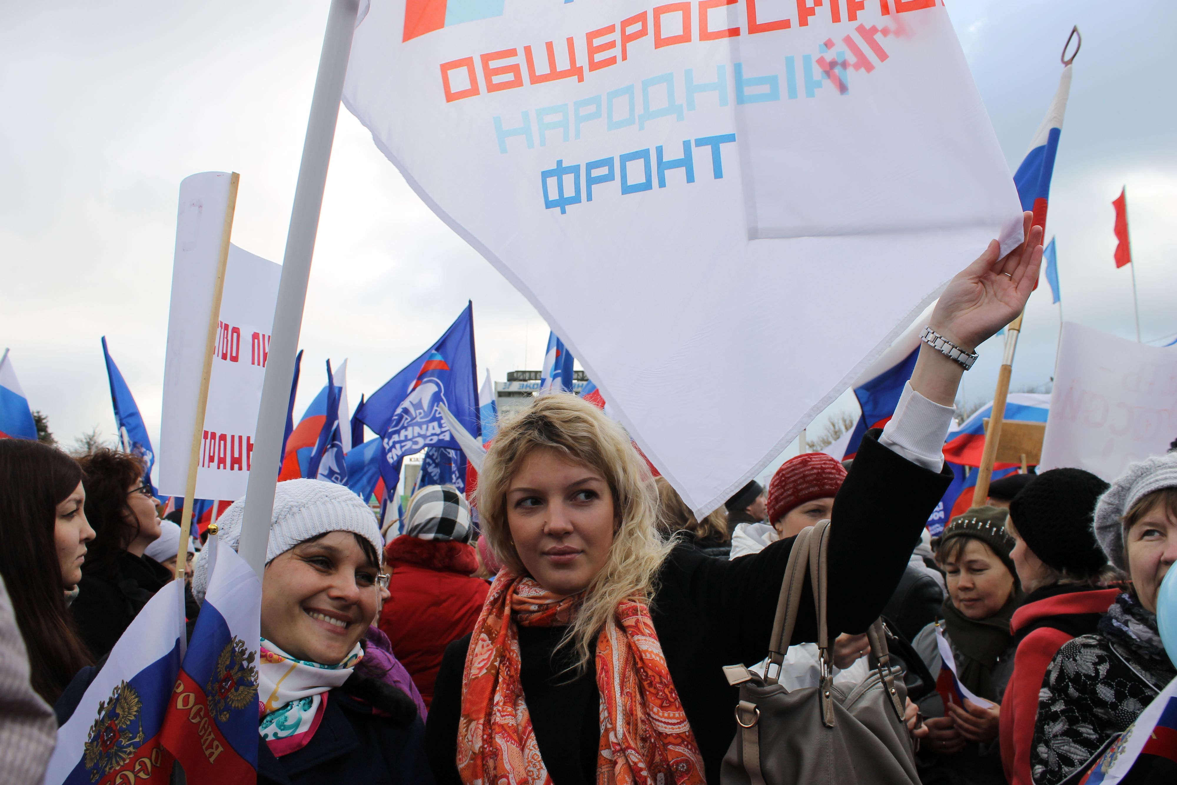 Сегодня день народного. День народного единства Саратов. ОНФ день народного единства. Фотографии людей на день народного единства. День народного единства флак.