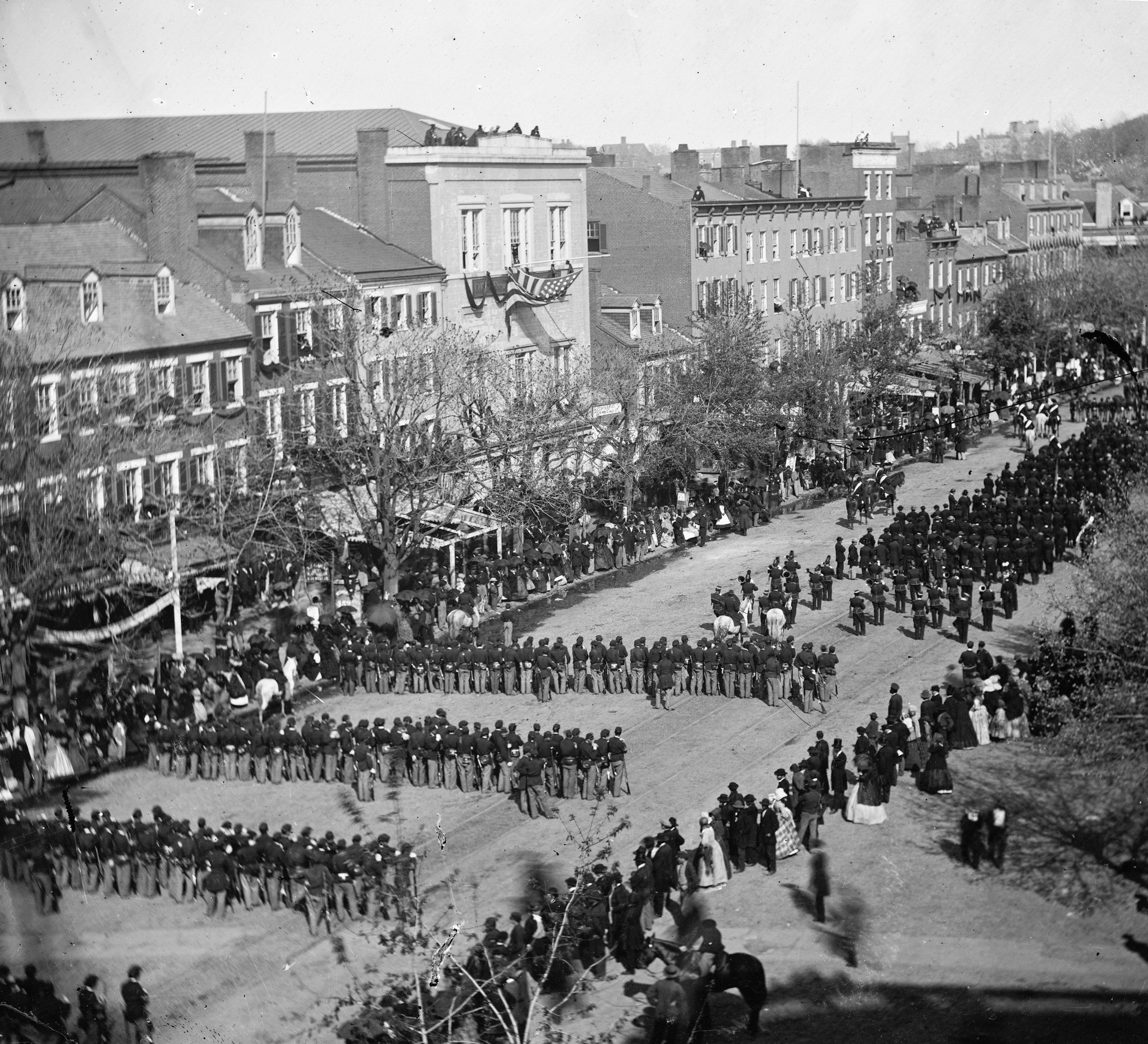 Александр Гарднер. Похороны Линкольна, Пенсильвания авеню в Вашингтоне. 19 апреля 1865 года