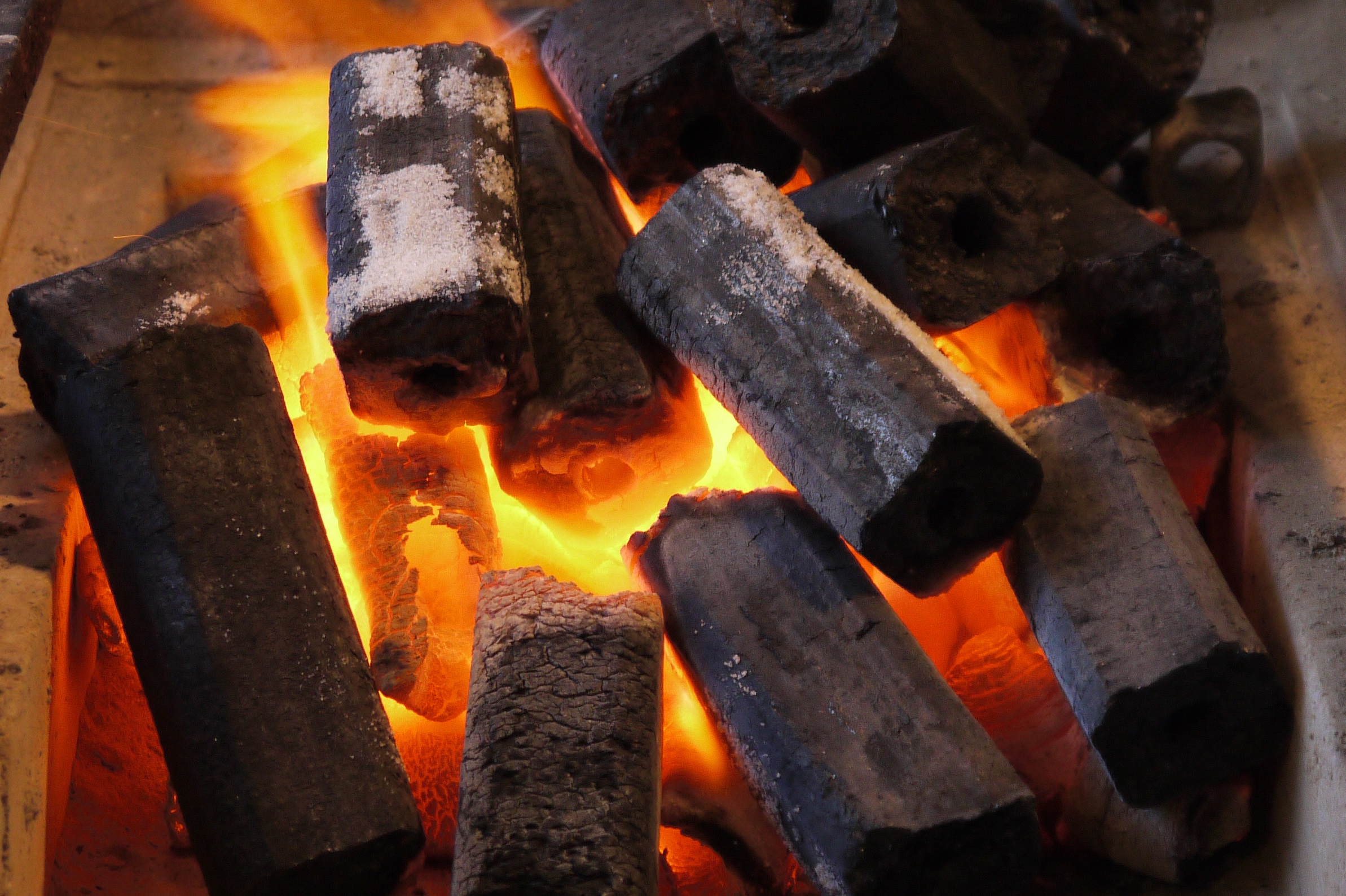 что горит дольше уголь или дрова