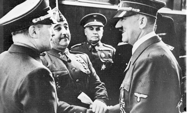 Диктатор Испании в 1939-1975 гг., генерал (затем генералиссимус) Франсиско Франко приветствует Адольфа Гитлера