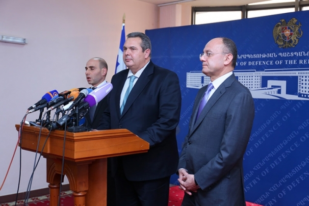 Министр обороны Греции (в центре) и министр обороны Армении (справа)