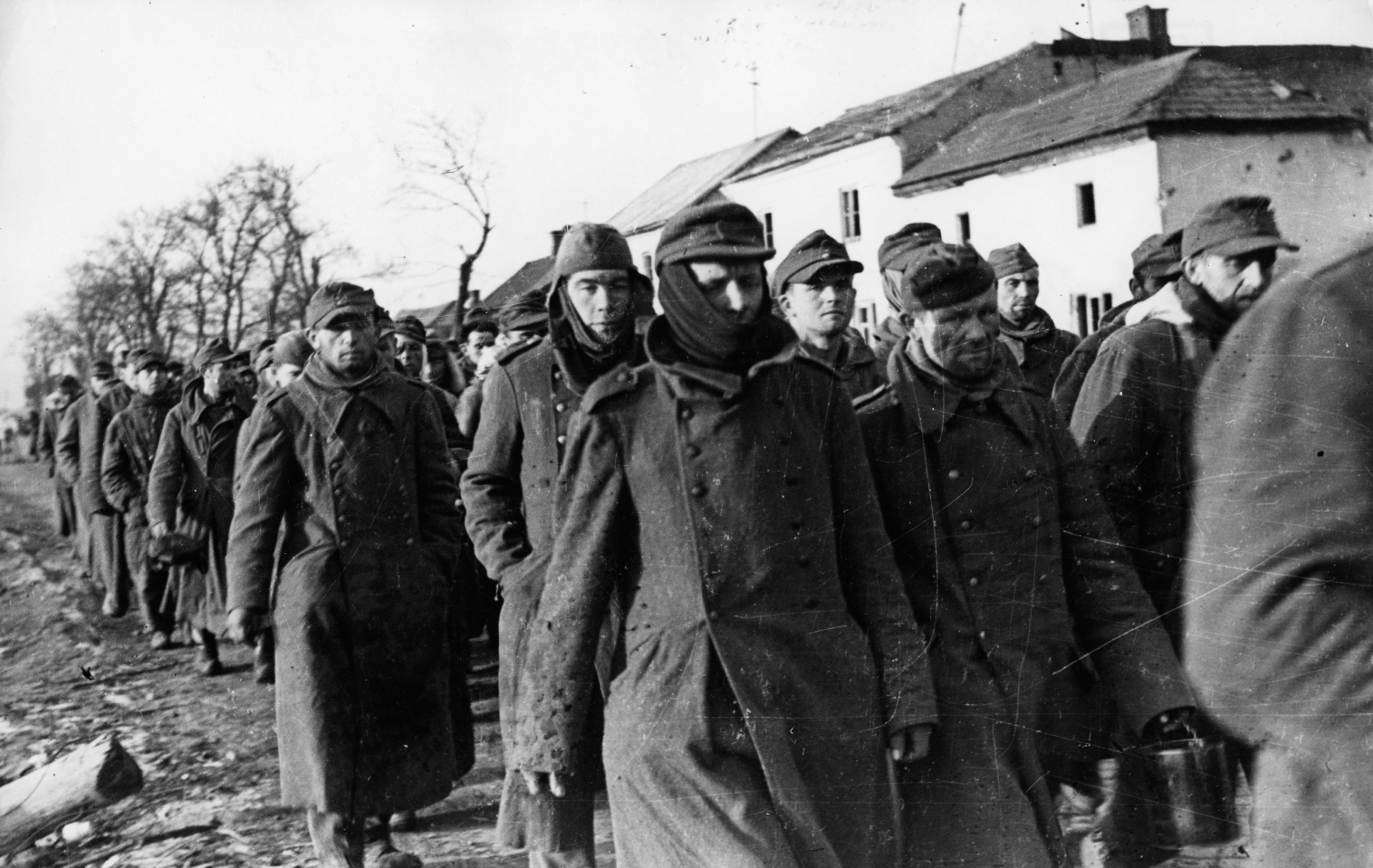 Операция висла проведена. Немецкие военнопленные 1945. Висло Одерская операция 1945 немцы. Пленные немцы Будапешт 1945.