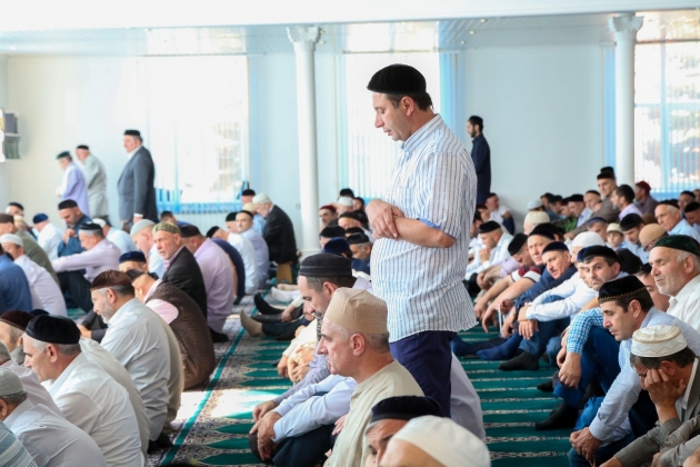 Мусульмане Ингушетии во время молитвы