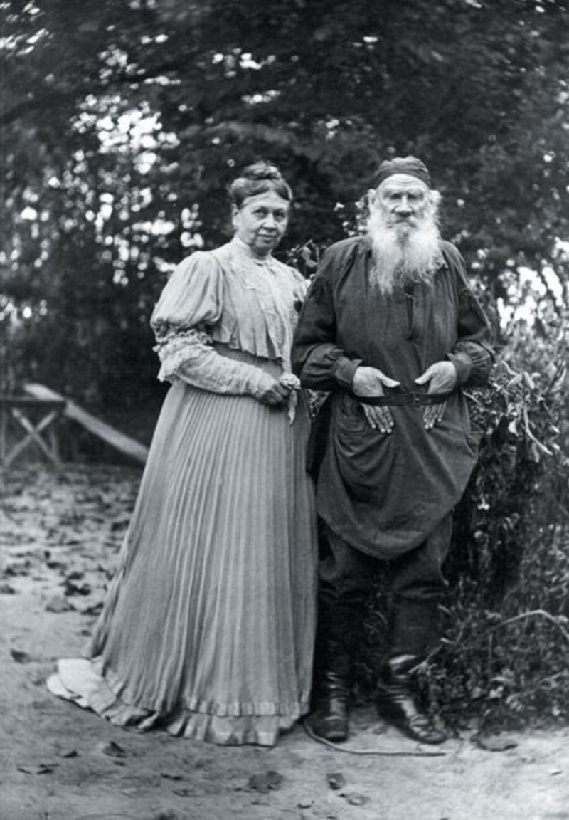 Толстой был женат. Лев толстой с женой.