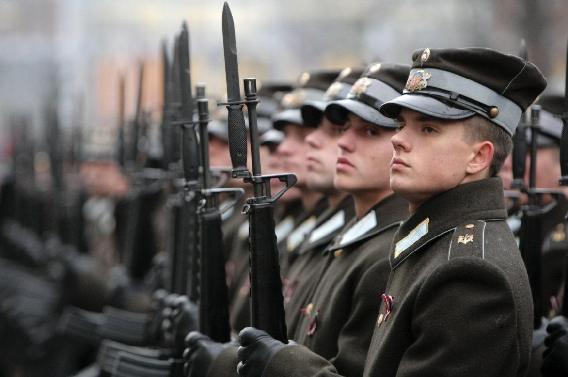 Военно обязательный. Армия Латвии. Солдат армии Латвии. Латвийская Военная форма. Латышская армия.