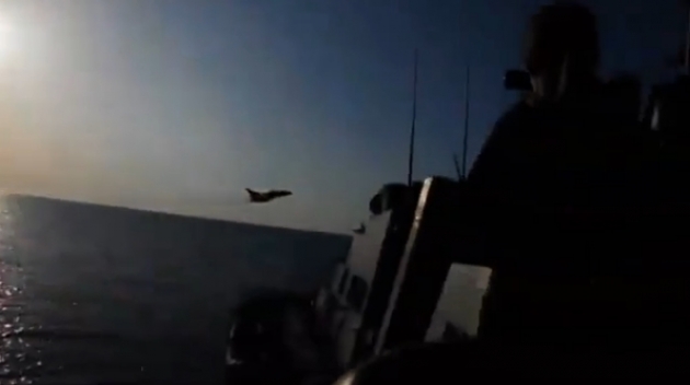 Российский истребитель пролетает над американским эсминцем «Дональдом Куком»