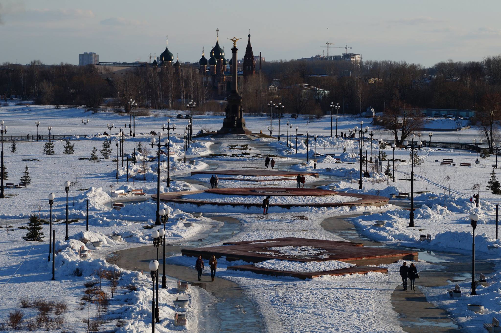 Зимний стрелок. Стрелка Ярославль 2021. Парк стрелка Ярославль зимой. Ярославль стрелка зима. Парк на стрелке в Ярославле зимой.