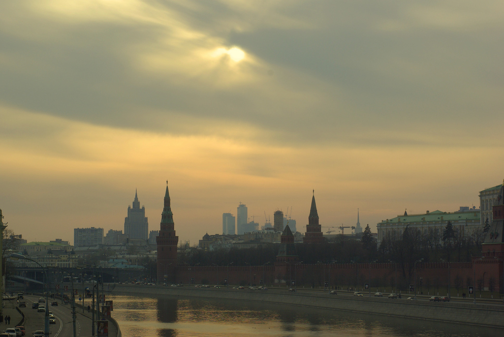 Над москвой. Рассвет в Зарядье. Парящий мост в Зарядье закат. Москва в ноябре. Кремль закат.