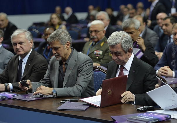 Глава МИД Армении Эдвард Налбандян (слева), актёр Джордж Клуни и президент Армении Серж Саргсян