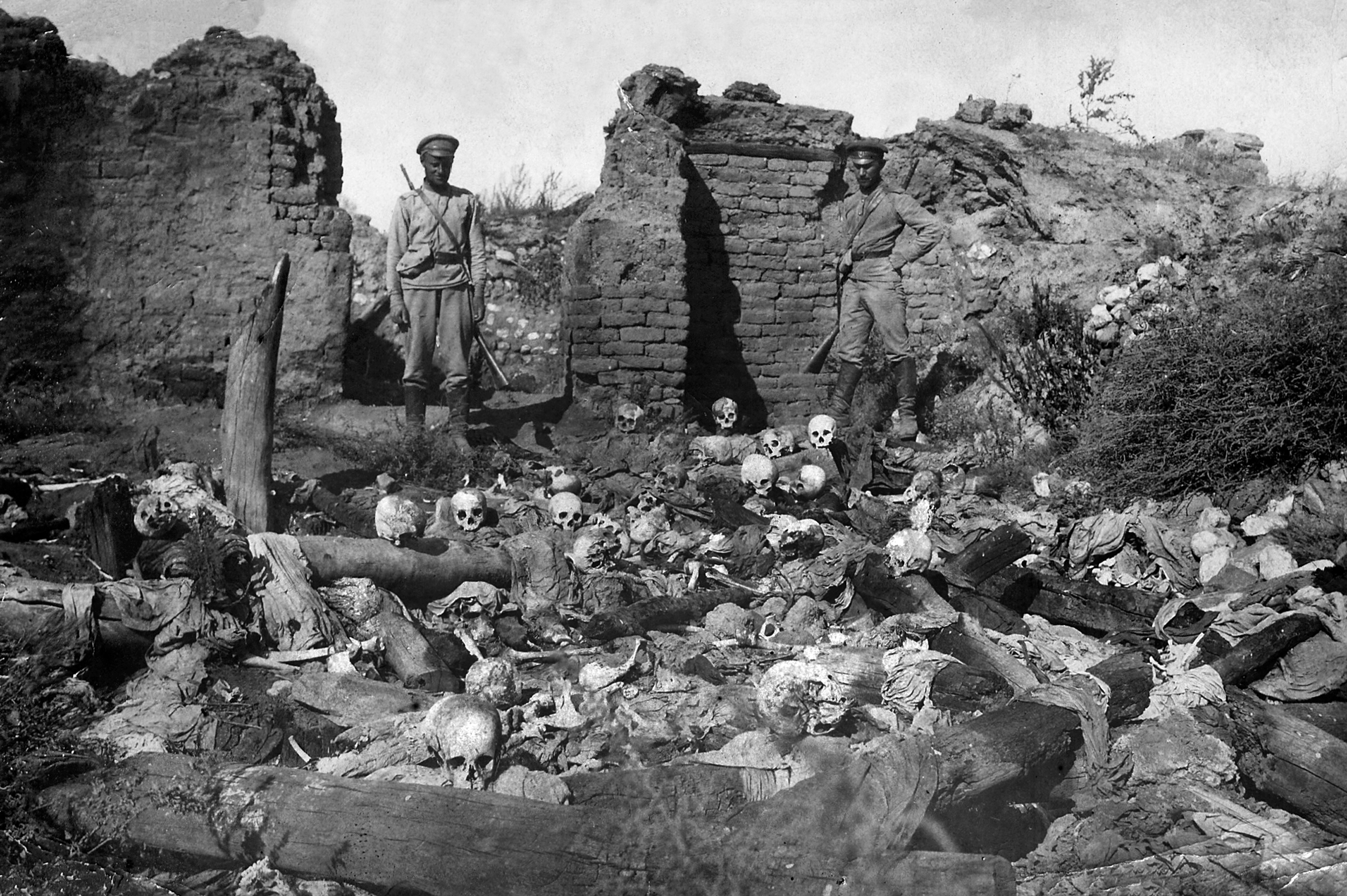 Солдаты у свалки останков жертв геноцида в армянской деревне Шейхалан во время Первой Мировой Войны. 1918
