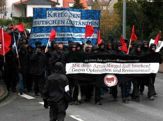 Демонстрация в Германии с требованием разрушить культ Агнес Мигель. 2008 год