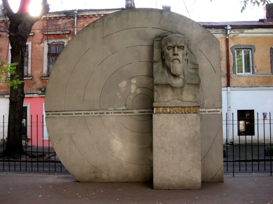 Памятник А.С. Попову в Одессе возле института связи его имени