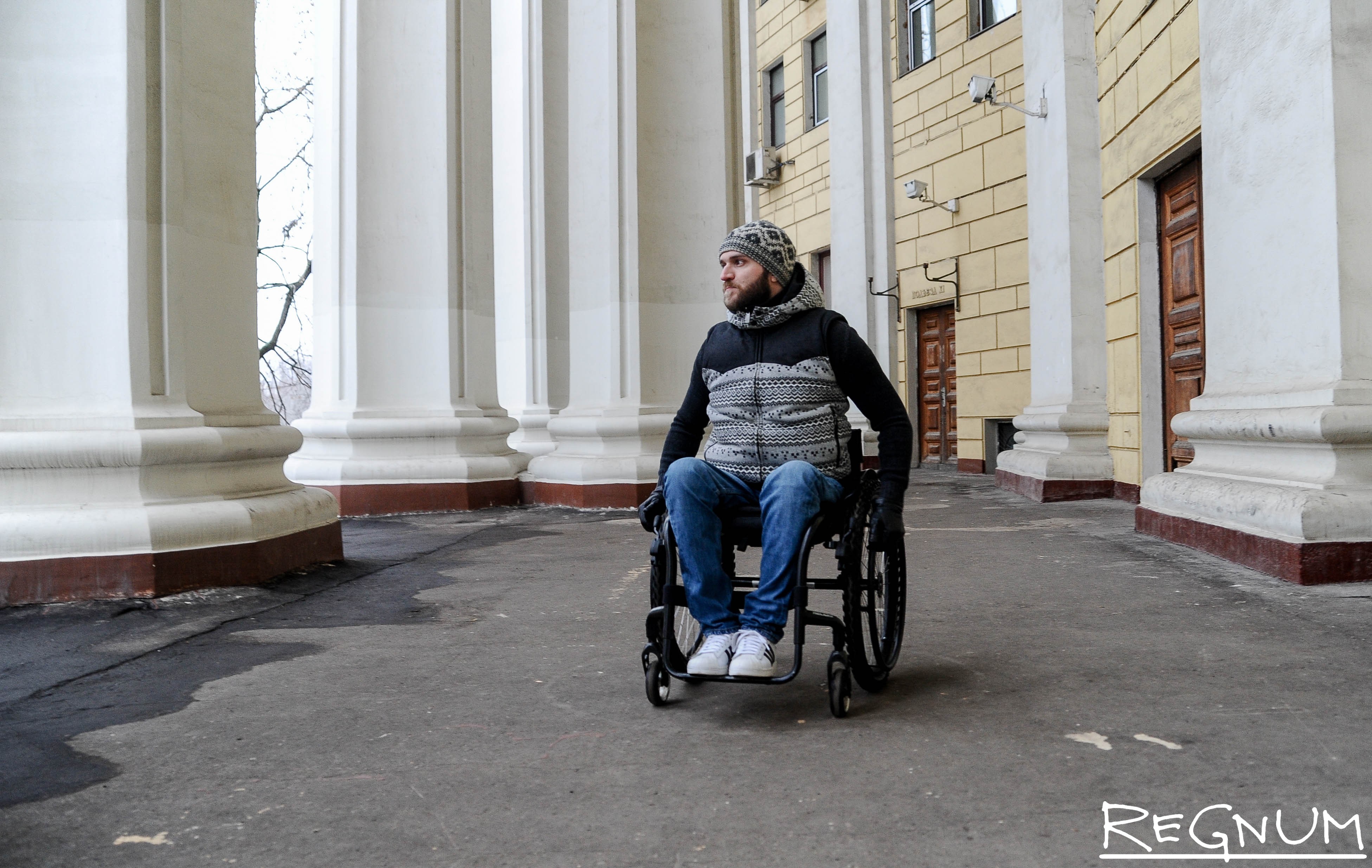 Приму инвалида. Инвалид. Инвалид колясочник. Колясочник в Москве. Инвалиды фото.