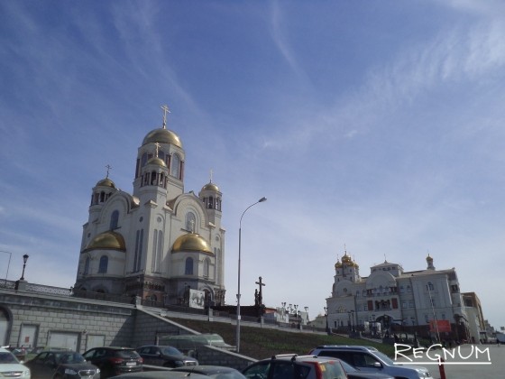 Вид на переименованную часть улицы Толмачёва и на Храм на Крови. Кстати, именно из-за храма и переименовали часть улицы. 