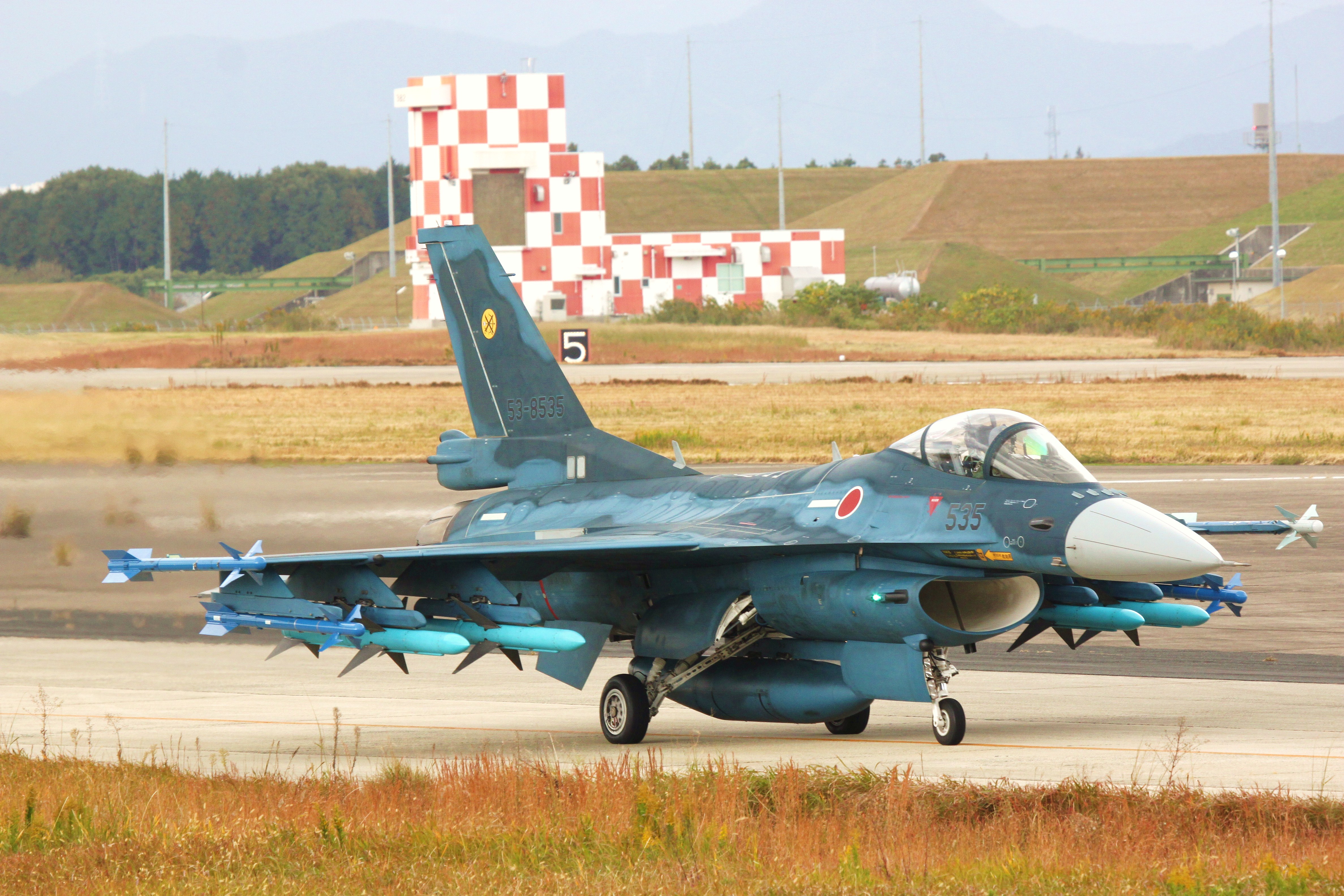 Самолет f 2. Mitsubishi f-2. Японский истребитель Mitsubishi f2. Mitsubishi f-2 и f-16. Mitsubishi f-2 ВВС Японии.