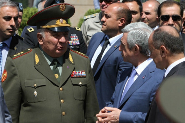Президент Армении Серж Саргсян и начальник Генштаба ВС Армении Юрий Хачатуров