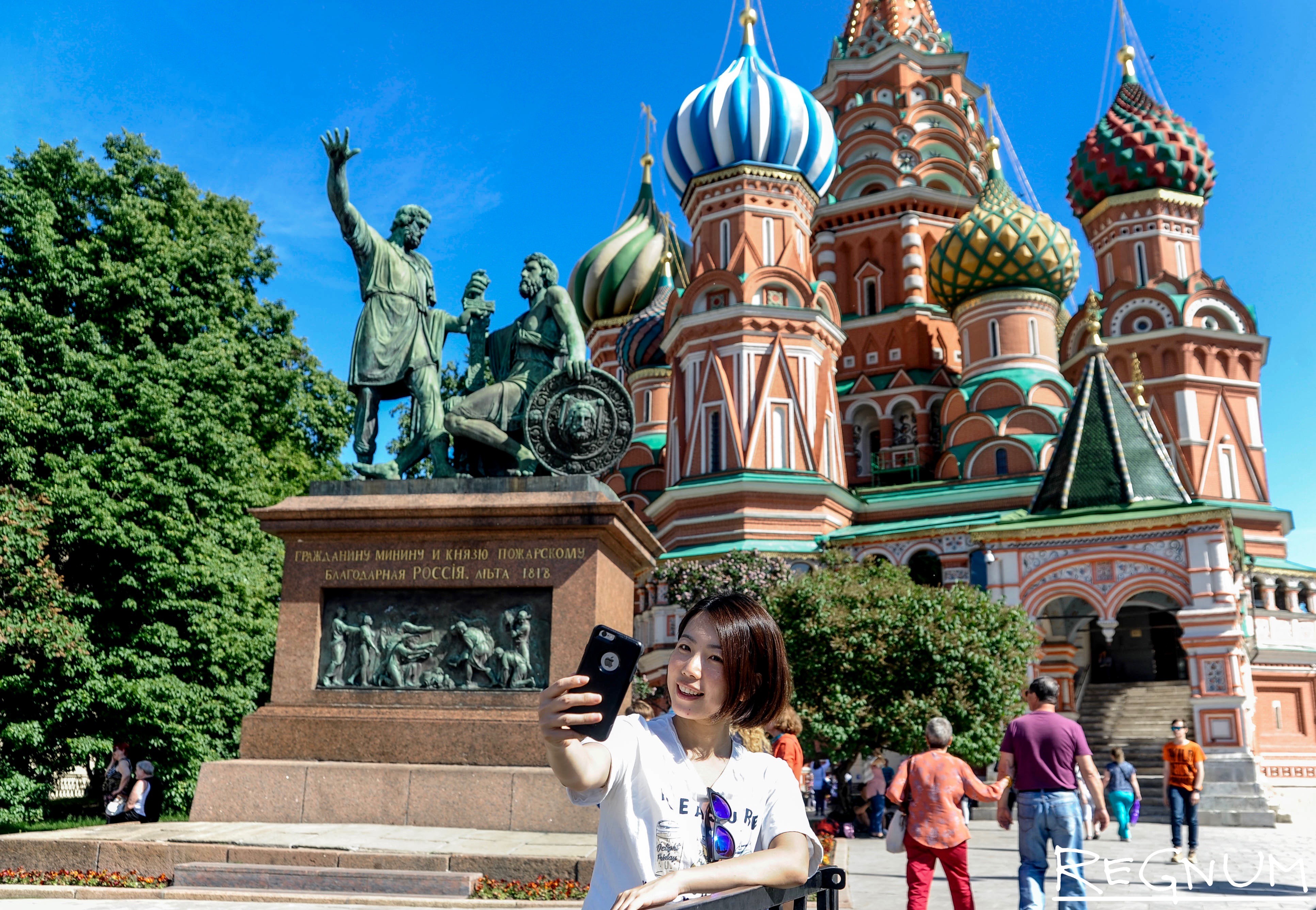 Какие популярные места в москве. Храм Василия Блаженного красная площадь. Храм Василия Блаженного туристы. Туристы в Москве.