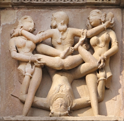Скульптуры на стене индийского храма