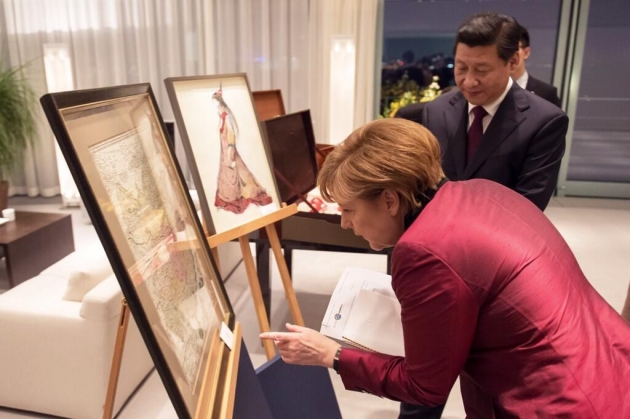 Ангела Меркель и Си Цзиньпин изучают средневековую карту Китая