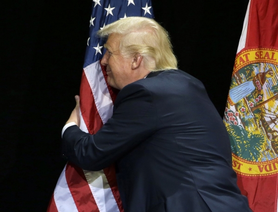 Патриотизм Трампа: кандидат в президенты обнял флаг США