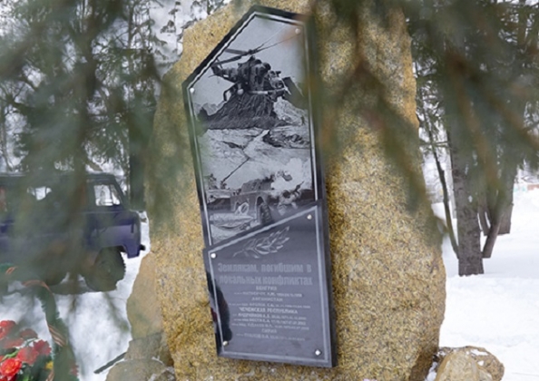 В Амурской области установили памятник Герою России Олегу Пешкову