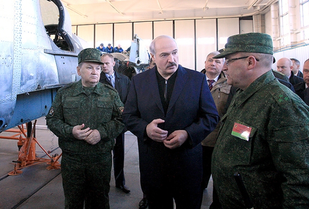 Александр Лукашенко на авиаремонтном заводе в Барановичах