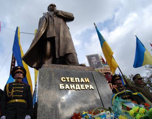 Памятник Степану Бандере во Львове (Украина)