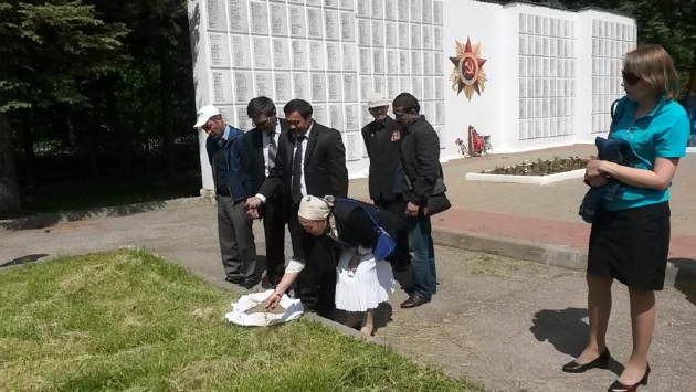 Спустя 70 лет семья бойца из Казахстана навестила его могилу в Калуге