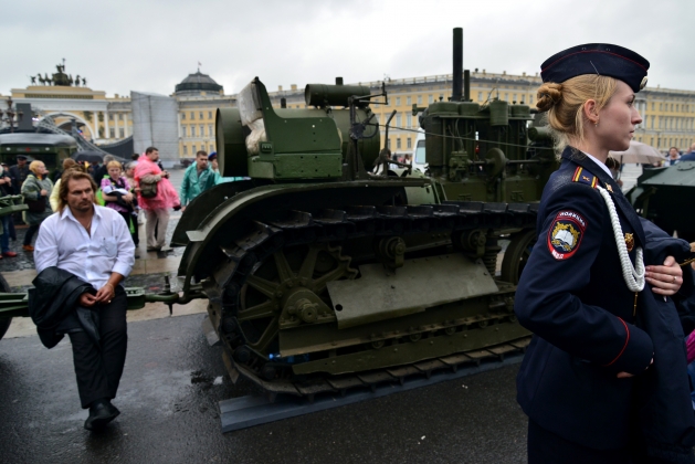 Оружие защитников Ленинграда можно увидеть на Дворцовой площади