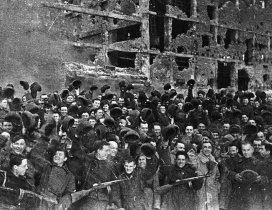 Бойцы 95-й стрелковой дивизии в день окончания боёв в Сталинграде. 1943