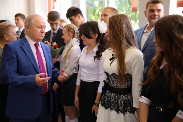 Глава Калуги поздравил выпускников с окончанием школы