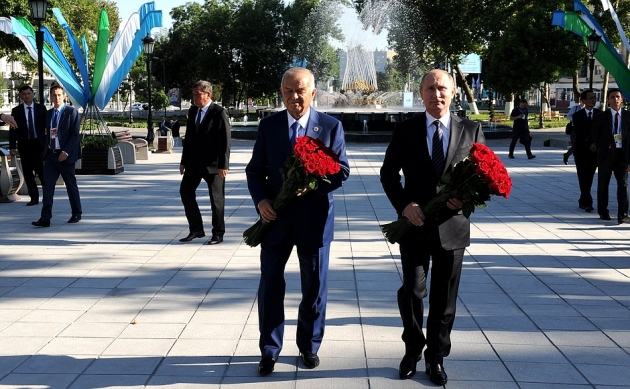Путин возложил цветы к памятнику Пушкина в Ташкенте