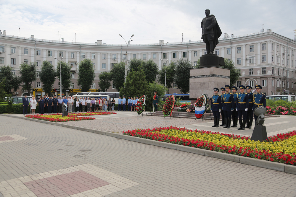 Памятник черняховскому в воронеже фото