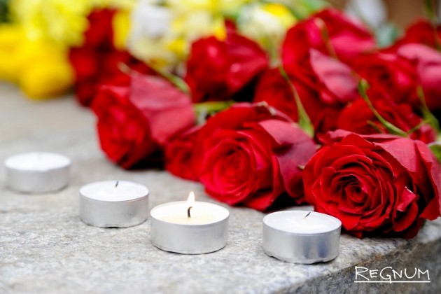 Более 50 человек возложили цветы у посольства Турции в Москве