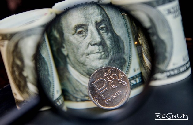 Рубль укрепляется к доллару и евро — торги 7 июля