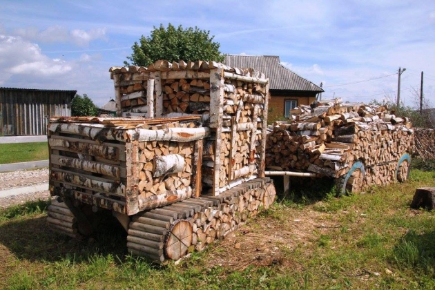 В Ярославской глубинке построили деревню из дров — фоторепортаж
