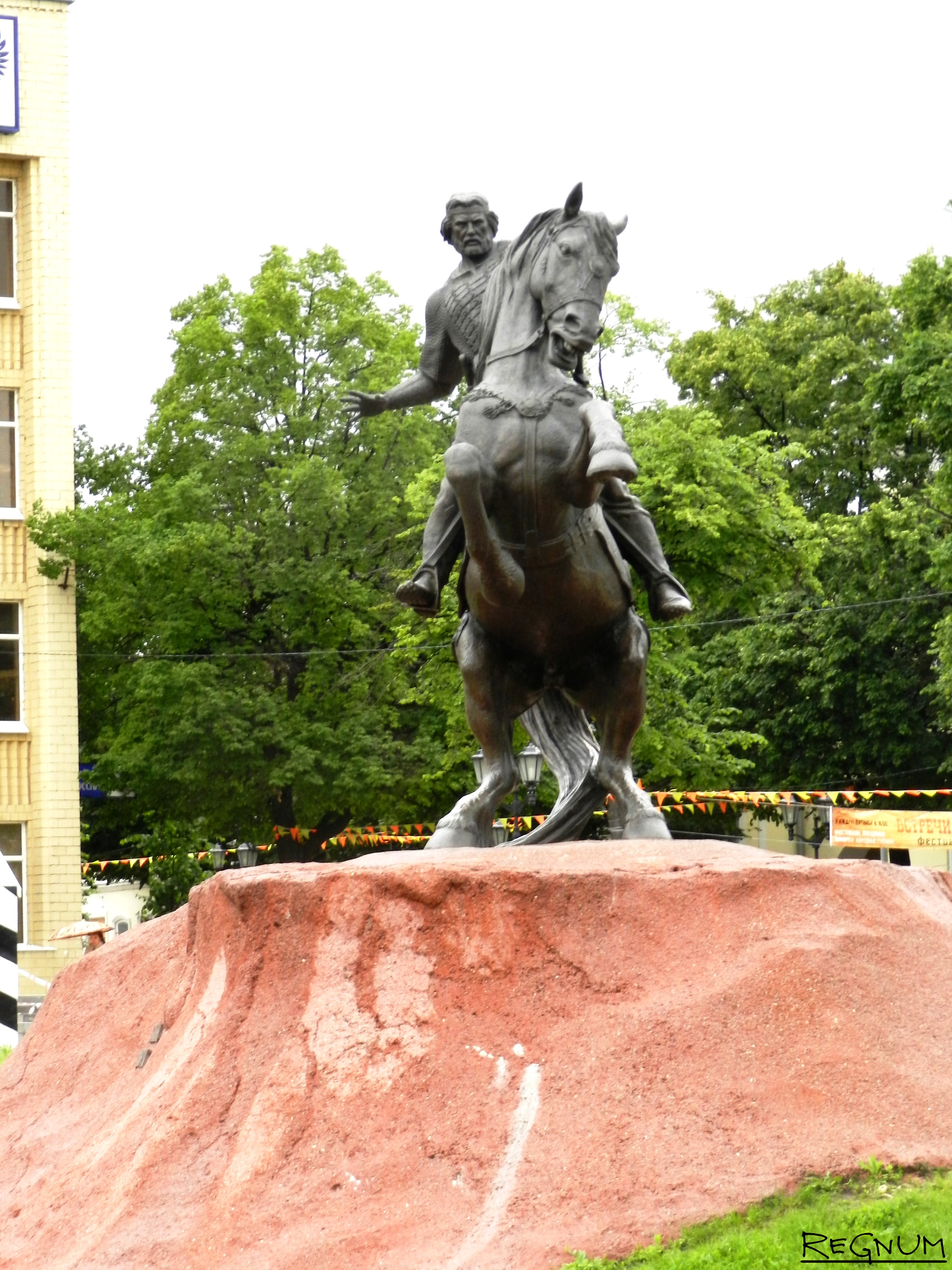 Памятник коловрату в рязани фото