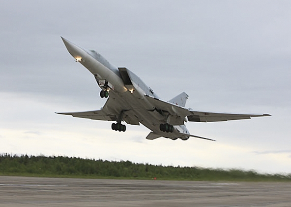 Минобороны публикует видео авиаудара стратегической авиации ВКС РФ по ИГ