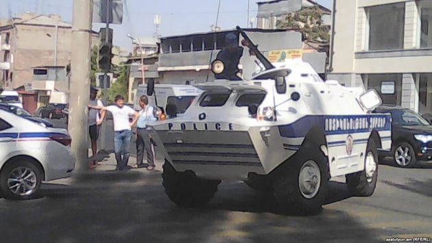 Полицейская машина перекрыла улицу, ведущую к захваченной полицейской части