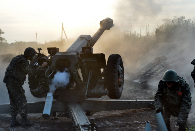 Украинские войска во время обстрела 