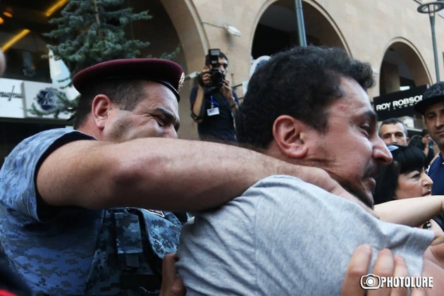 Митингующие в Ереване попытались прорвать полицейское оцепление