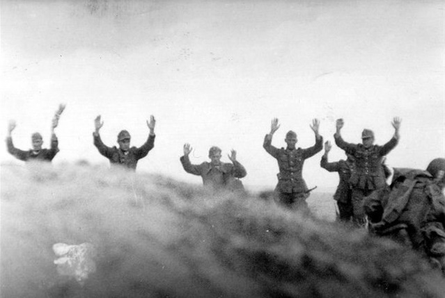 Интернет-мем: немцы двумя руками голосуют за переименование Кёнигсберга в Калининград, 1945 г