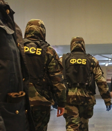 ФСБ продолжает обыски в рамках дела о контрабанде алкоголя