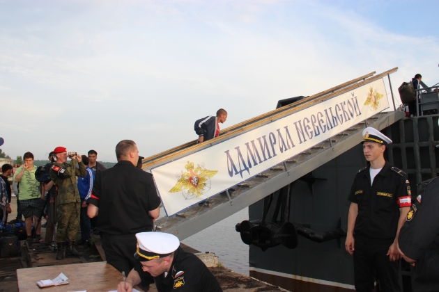 Жители Сахалина едут домой на большом десантном корабле. 2015 год