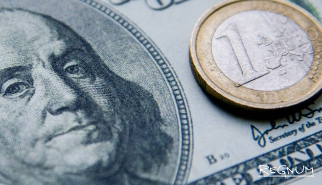 Банк России понизил официальные курсы доллара и евро