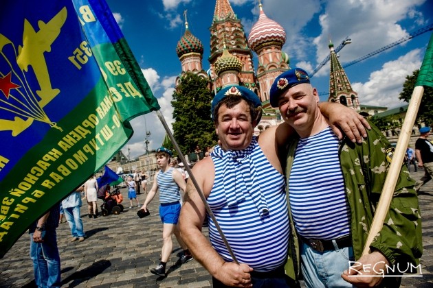 «Для нас это святое»: десантники о дне ВДВ в Москве — фоторепортаж