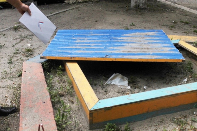 Детские площадки в Черкесске: качели без сидений и мусор в песочницах