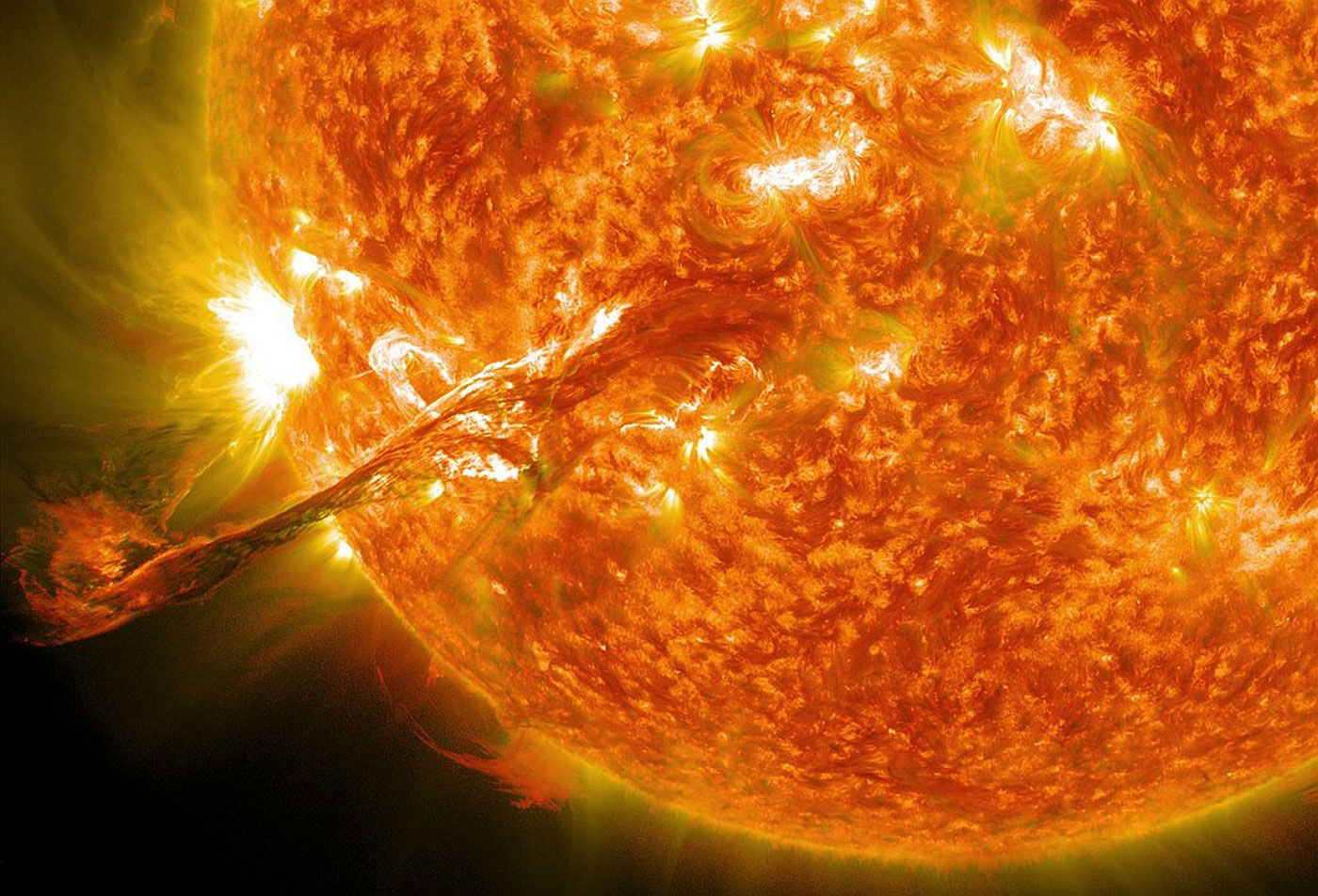 Красивое фото солнца в космосе
